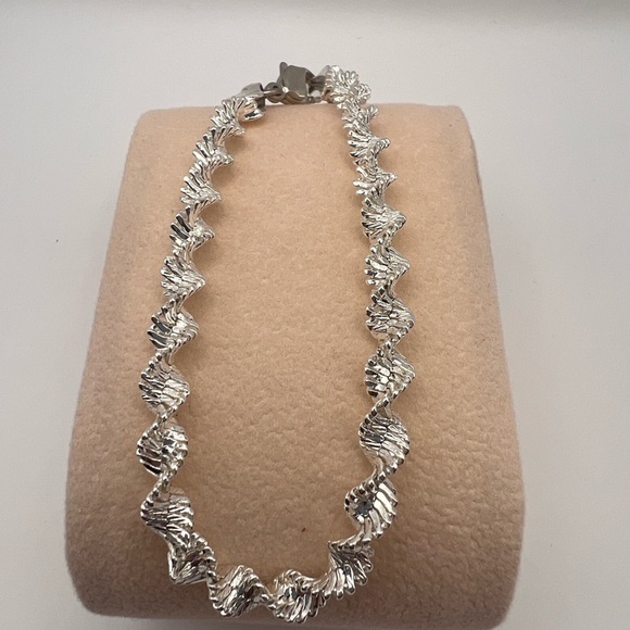 Napier silver tone twisted bracelet - Picture 4 of 7